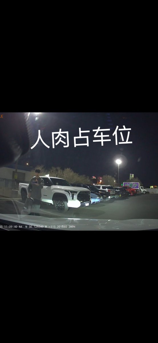 ccf1130's tweet photo. 晚安开车到拉斯维加斯的牛武士BBQ吃饭，到了停车场看到左边的车司机上车🚗后我打开左向灯等待车位正在这个时候前面一个中国小伙子发现了车位里的车快出来了就走了过去并用自己的身体占了车位 https://t.co/dy18acbpEp