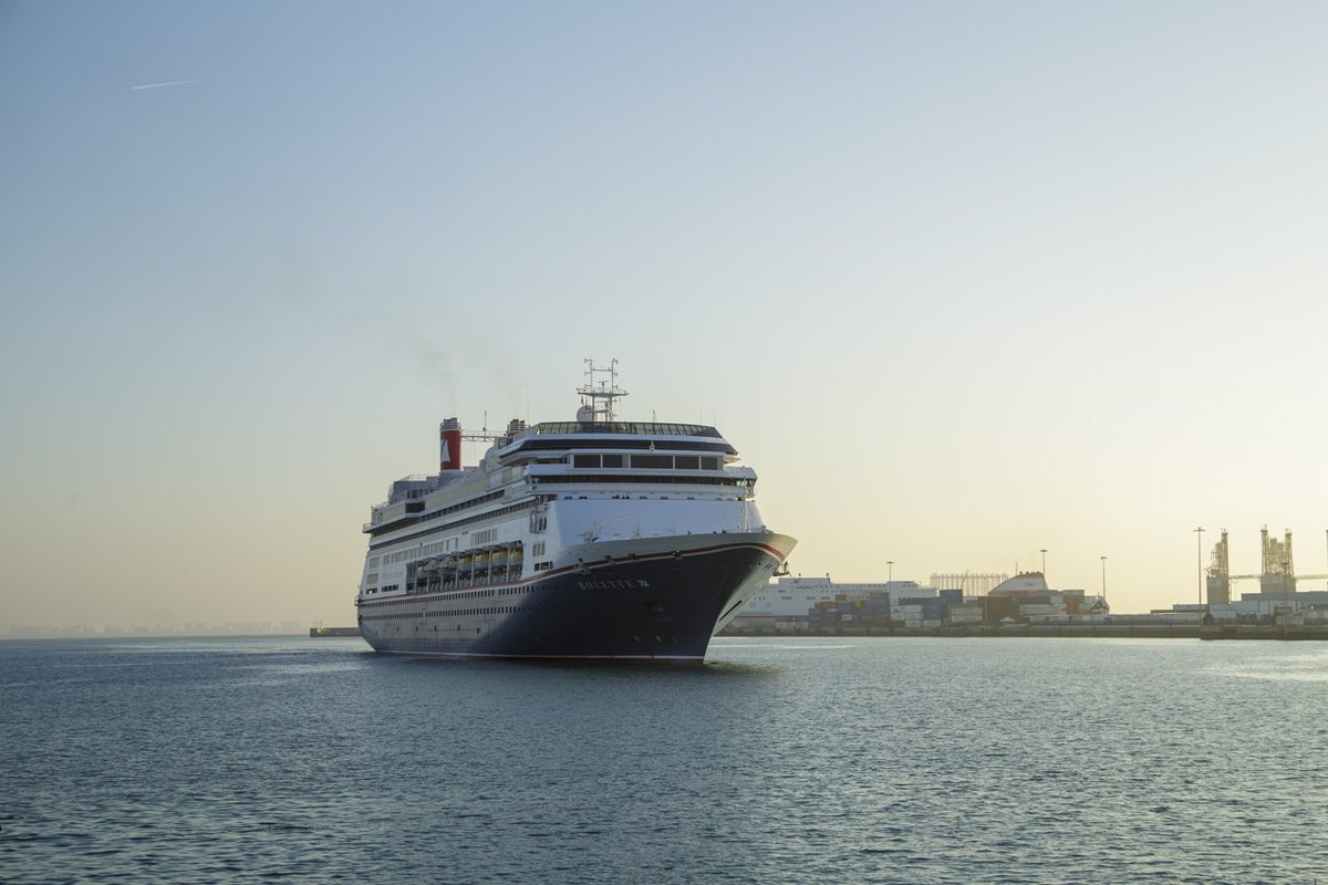 puertodecadiz's tweet photo. Fotografías del atraque y amarre del crucero BOLETTE en el muelle Ciudad del Puerto de #Cádiz #PortsofSpain
#mundoports #shipimages #Mooring #cruiseship #bolettecruise #Bolette #workingpeople https://t.co/mNuy0fMRls