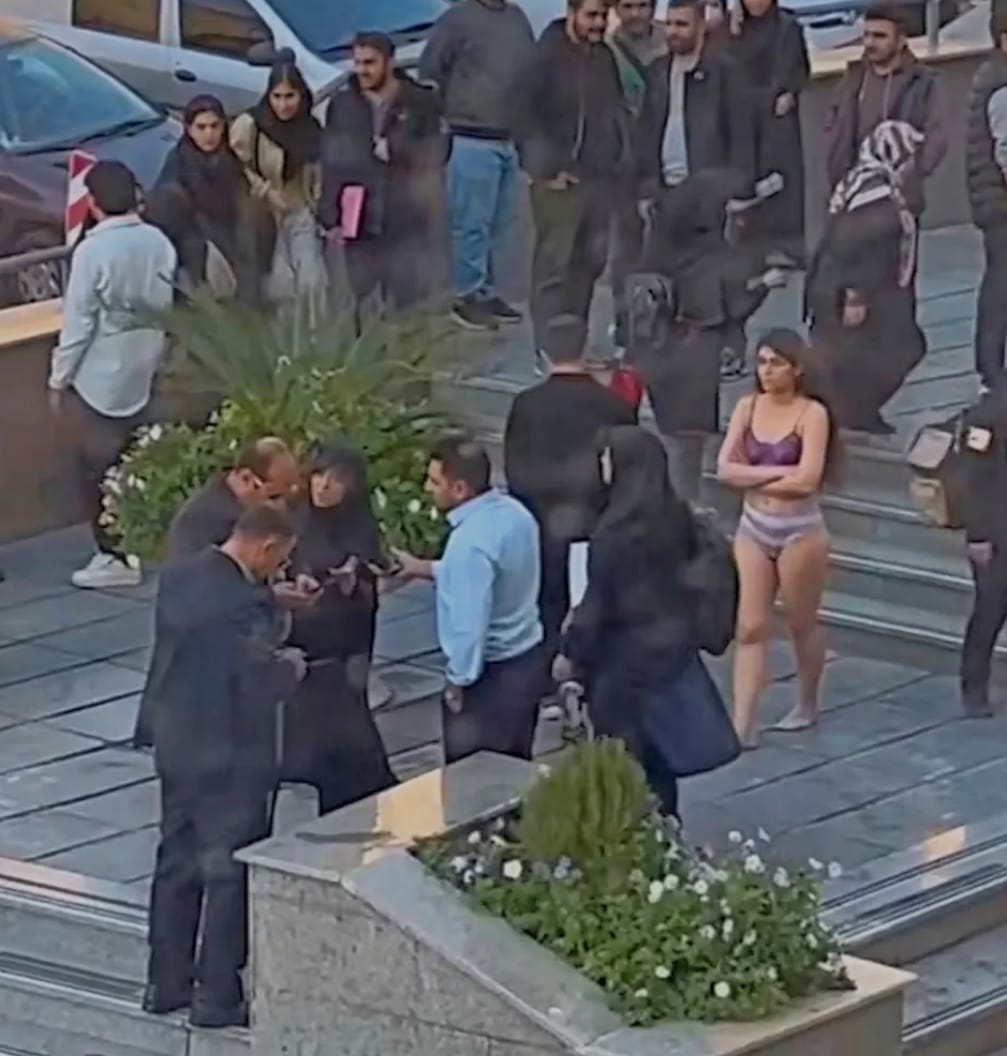 Niente è più sacro del coraggio di Ahoo e della libertà alla quale hanno diritto tutte le donne iraniane.
Chiediamo a gran voce di sapere dov’è, come sta e cosa le stanno facendo. Libertà per Ahoo Daryaei.

#AhooDaryaei