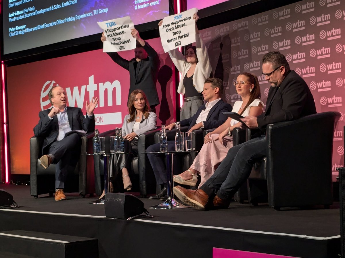 Save the orcas! First protest of the day <a href="/WTM_London/">World Travel Market (WTM) London</a> during #WTM panel on #NetPositive #Tourism. <a href="/TUIUK/">tuiuk</a> <a href="/TUIGroup/">TUI Group</a>