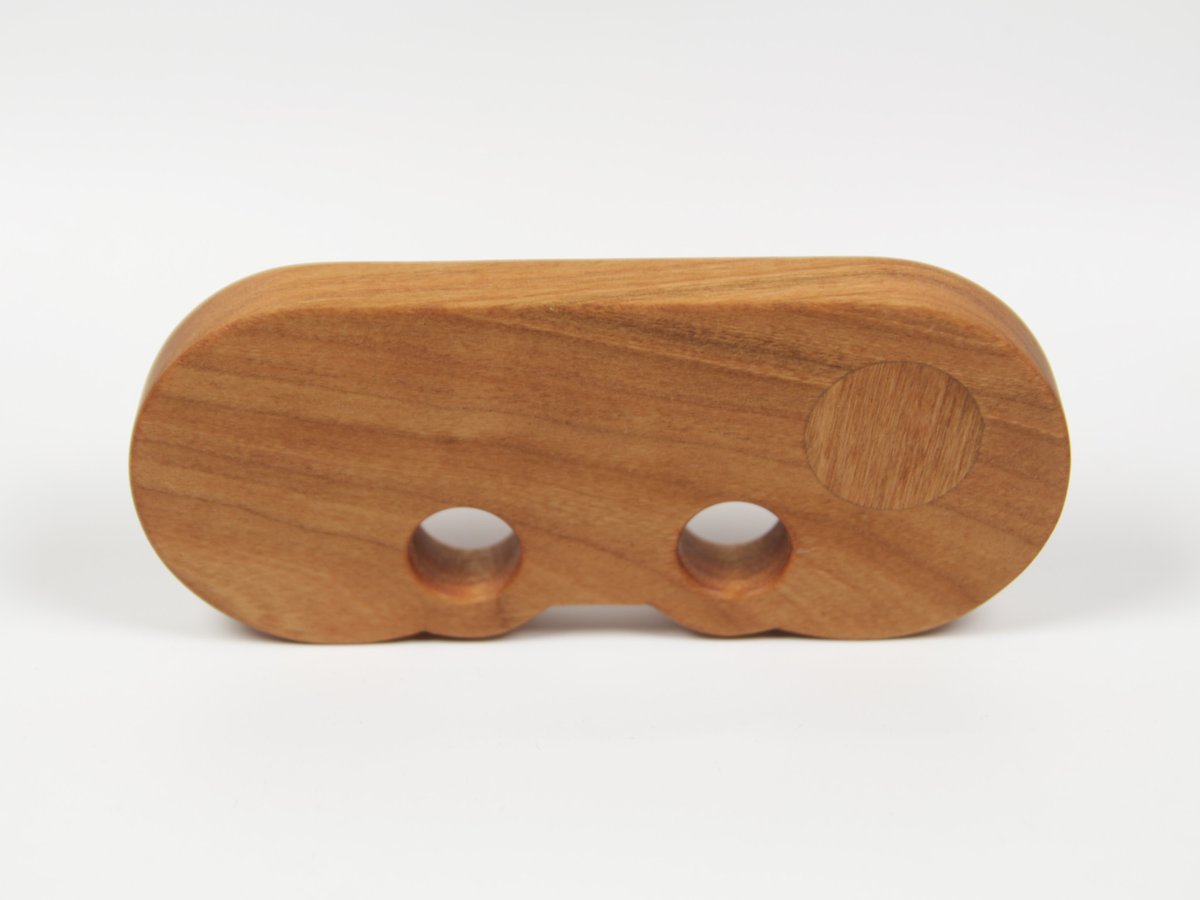 VanAlphenStudio's tweet image. A new controller teether in cherry for a baby gamer.

#Woodcraft #Woodworking #Teether #Babytoy #Controller #VanAlphenStudio