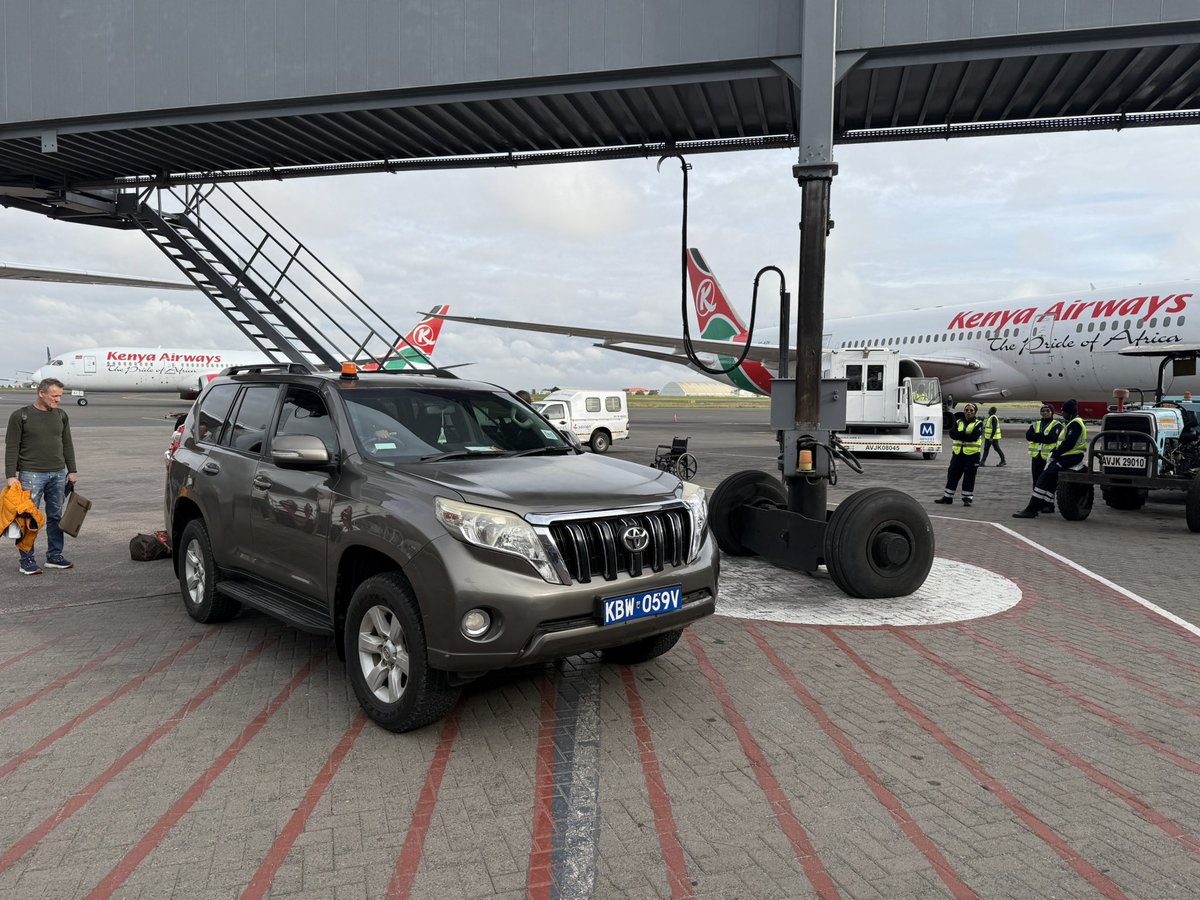 LarryMadowo's tweet photo. Why don’t government officials ever mix with ordinary citizens?

They’re driven to/from the plane and kept separate in exclusive VIP lounges so they don’t even know how terrible the airport experience is https://t.co/WEzKEO1TX3