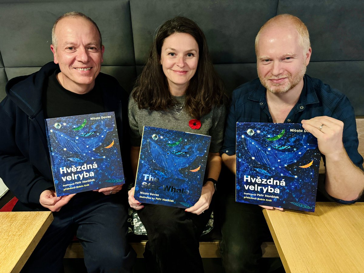 ♥️🐋 Redakce českého vydání Hvězdné velryby byla krásná práce! Na fotce s výtvarníkem a ilustrátorem Petrem Horáčekm a básníkem a překladatelem Robinem Králem. Knížku kupujte tady: malvern.cz/nicola-davies-… <a href="/KnihyMalvern/">Malvern</a>