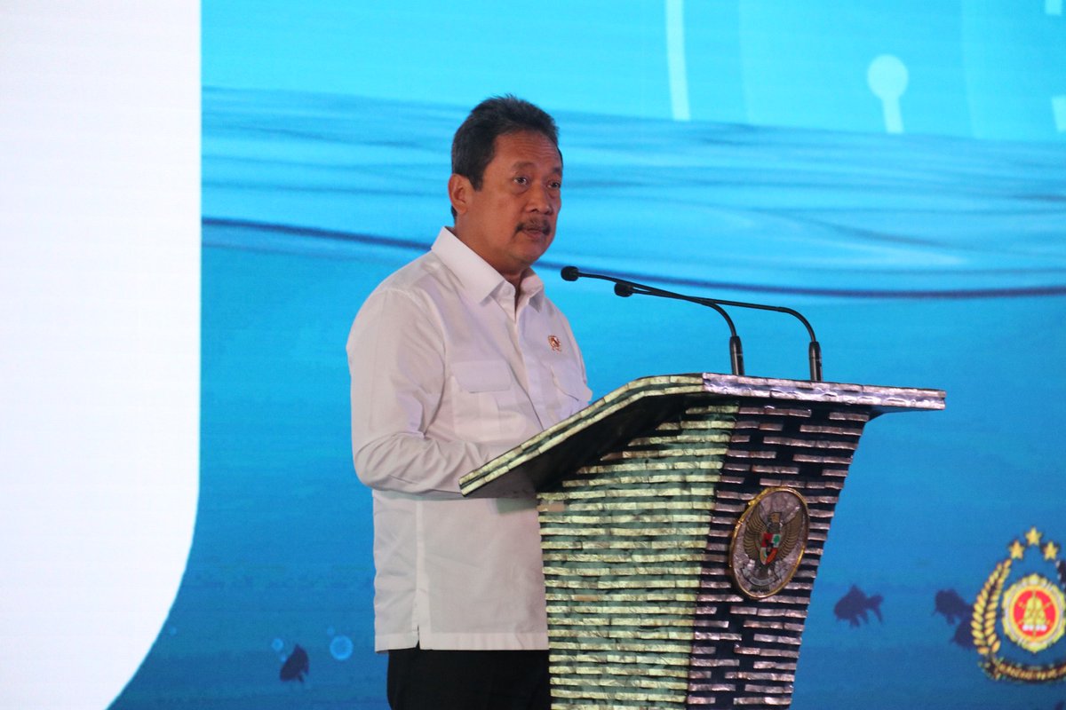 bppsdm_kp's tweet photo. Dalam kesempatan tersebut, Menteri @kkpgoid menyampaikan pentingnya sinergitas dalam pelaksanaan pengawasan dan penegakan hukum di sektor kelautan perikanan. Ia juga meminta seluruh jajaran dapat bersinergi dengan berbagai instansi dalam mengawal program prioritas #EkonomiBiru https://t.co/cyrSZ0T6U2