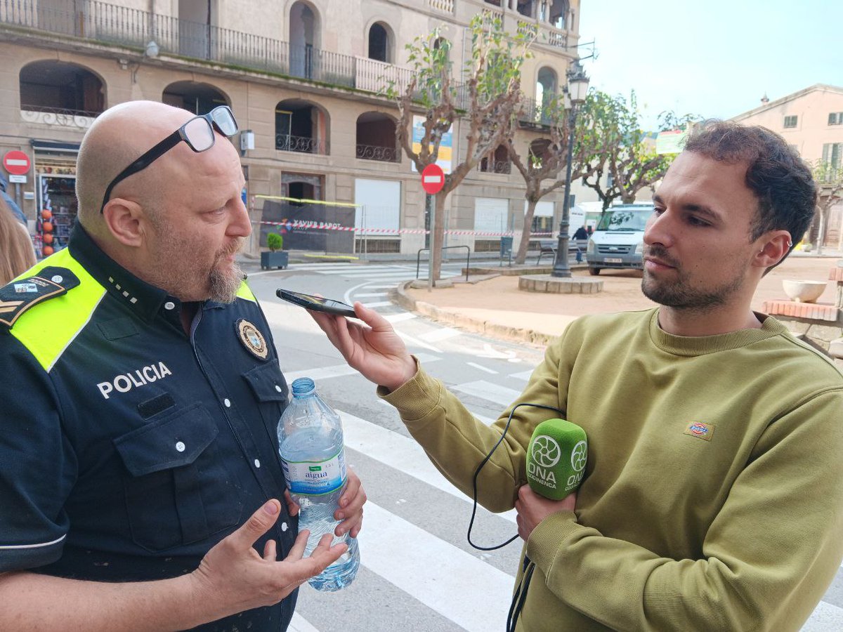 AjSFCodines's tweet photo. 🙌 Rebuda al caporal i als agents de la Policia Local de #SantFeliudeCodines que han passat uns dies ajudant al País Valencià.

🙏 Moltes gràcies Jon, Marc i Carmelo!!

🎙️ Tota la info avui a les 19.30h a l'informatiu @eix59 d'@onacodinenca

#solidaritat #sfc182 https://t.co/Wk0JpttHbE
