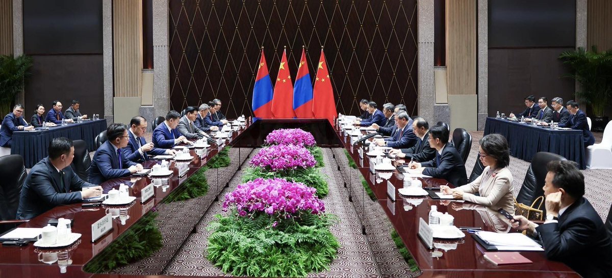 Эрдэнэбүрэнгийн усан цахилгаан станц, Гашуунсухайт-Ганцмод боомтын төмөр замын төслүүдийг эрчимжүүлэхээр боллоо. 

БНХАУ-ын Төрийн зөвлөлийн Ерөнхий сайд Ли Чянтай Шанхай хотноо албан ёсны уулзалт хийж, хамтын ажиллагааны 8 баримт бичигт гарын үсэг зурж, хүчин төгөлдөр болгов.