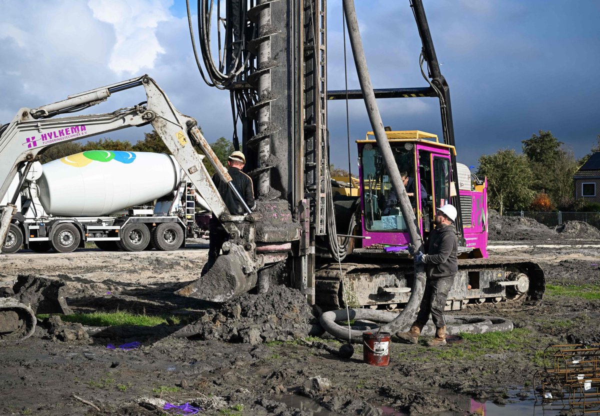 Drie weken geleden werden de eerste palen in de grond 'geschroefd'. Schroeven zorgt voor geluids- en trillingvrije funderingspalen. Fijn voor de buurt! En daarmee is begonnen met de bouw van 114 nieuwe woningen betaalbare woningen in Hoornes Noordoost en die zijn keihard nodig.