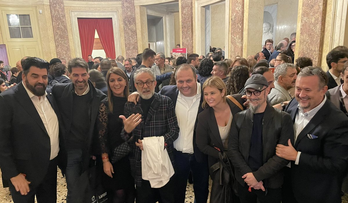 WineNewsIt's tweet photo. Ci siamo, il countdown è finito. Ci saranno nuovi ingressi, conferme o uscite dall’“Olimpo” della #ristorazioneitaliana con #treStelle #Michelin e tra gli #chefstellati del Belpaese, che, ad oggi, conta 395 #ristorantistellati (342 Una Stella, 40 Due Stelle, 13 Tre Stelle, oltre ai 58 ristoranti “Stella Verde”)? WineNews è a #Modena, aspettando l’atteso verdetto della #GuidaMICHELINIT 2025, nella #MICHELINStar25 dell’edizione n. 70 della “Rossa” più autorevole e temuta al mondo (che seguiamo con news e interviste) di scena al #TeatroPavarottiFreni, per la prima volta nella città di #MassimoBottura, lo #chef italiano più famoso al mondo, e della sua #OsteriaFrancescana, una delle “capitali” della #FoodValley italiana (ar)