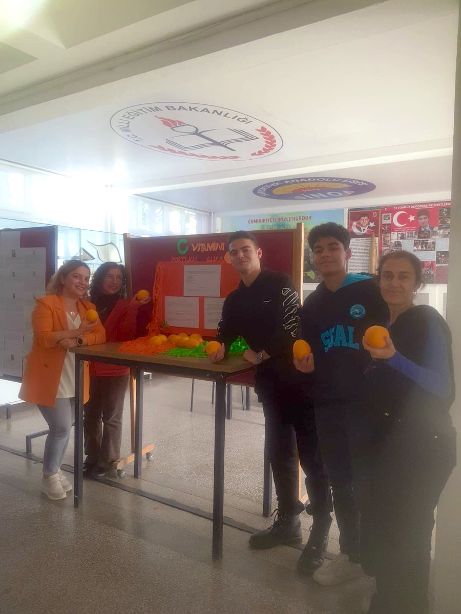 sinopmemsaglik's tweet photo. Okulumda Sağlıklı Besleniyorum Programı pilot okullarımızdan Sarı Saltuk Anadolu Lisesinde  C vitamininin önemini vurgulayan Portakal Günü Etkinliği 🍊 @tcmeb @Yusuf__Tekin @meb_dhgm @omurfatih @mebisgb @ozkan_meb @sinopilmem @GlcanKILIN3 https://t.co/kbEJ9gPCov