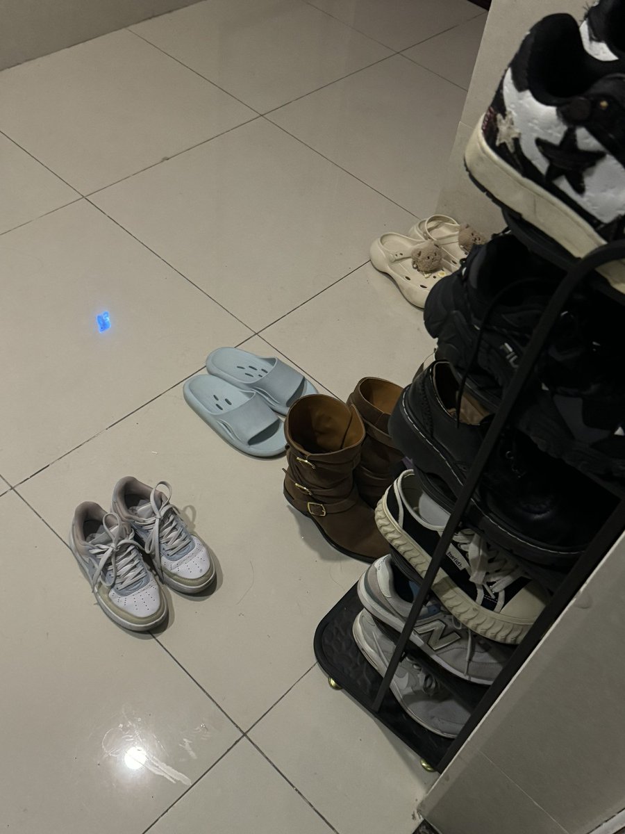 Girlshoeslover's tweet photo. 一大群女生的朋友聚会，二十分钟后回访居然都穿走了（看前后对比）。她们怎么会知道自己的香nike都沾满了陌生人的体液🫣
 #恋足癖  #腿控 #足控  #袜子 #棉袜 #白袜 #打胶 #女大学生 #骚逼 #原味鞋子 #原味鞋 #原味袜子 #白袜 #臭脚 #汗脚 #扫楼 #扫楼打胶 #射运动鞋 #骚鞋 #鞋子保养 #脚印 #射鞋 https://t.co/QUeYasoWi0