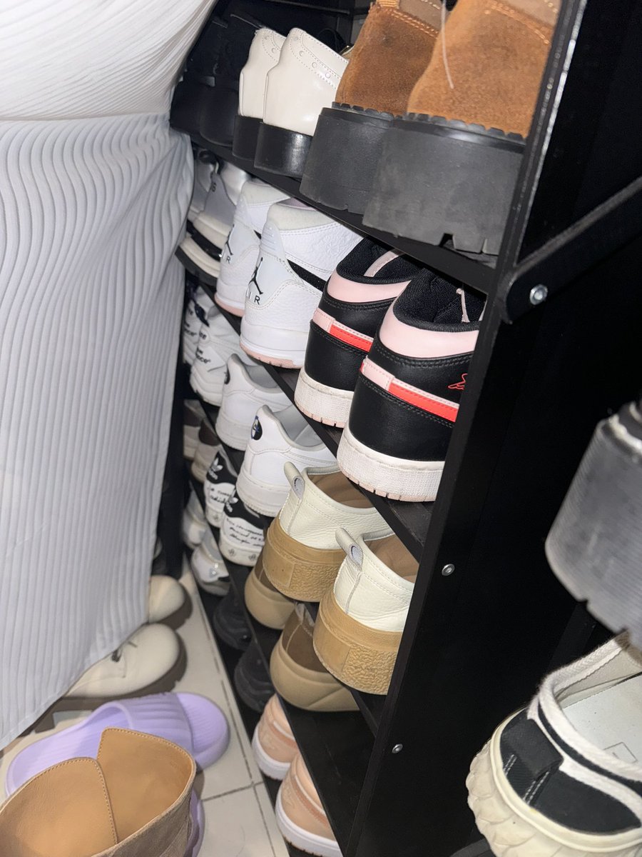 Girlshoeslover's tweet photo. 一大群女生的朋友聚会，二十分钟后回访居然都穿走了（看前后对比）。她们怎么会知道自己的香nike都沾满了陌生人的体液🫣
 #恋足癖  #腿控 #足控  #袜子 #棉袜 #白袜 #打胶 #女大学生 #骚逼 #原味鞋子 #原味鞋 #原味袜子 #白袜 #臭脚 #汗脚 #扫楼 #扫楼打胶 #射运动鞋 #骚鞋 #鞋子保养 #脚印 #射鞋 https://t.co/QUeYasoWi0