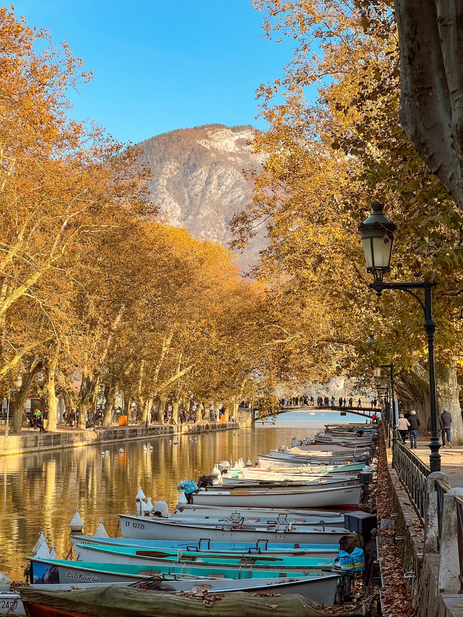 sucreroses_'s tweet photo. Biasa post alam mulu yekan. Sekali2 post KOTA tp SEINDAH INI! 😭☝️yang suka kota2 di Eropa, harus ke Annecy. Sering disebut sebagai Venice of the Alps 😍 karena kotanya banyaak kanalnya, plus backgroundnya pegunungan Alpen cuy! https://t.co/vqubeE36Ae