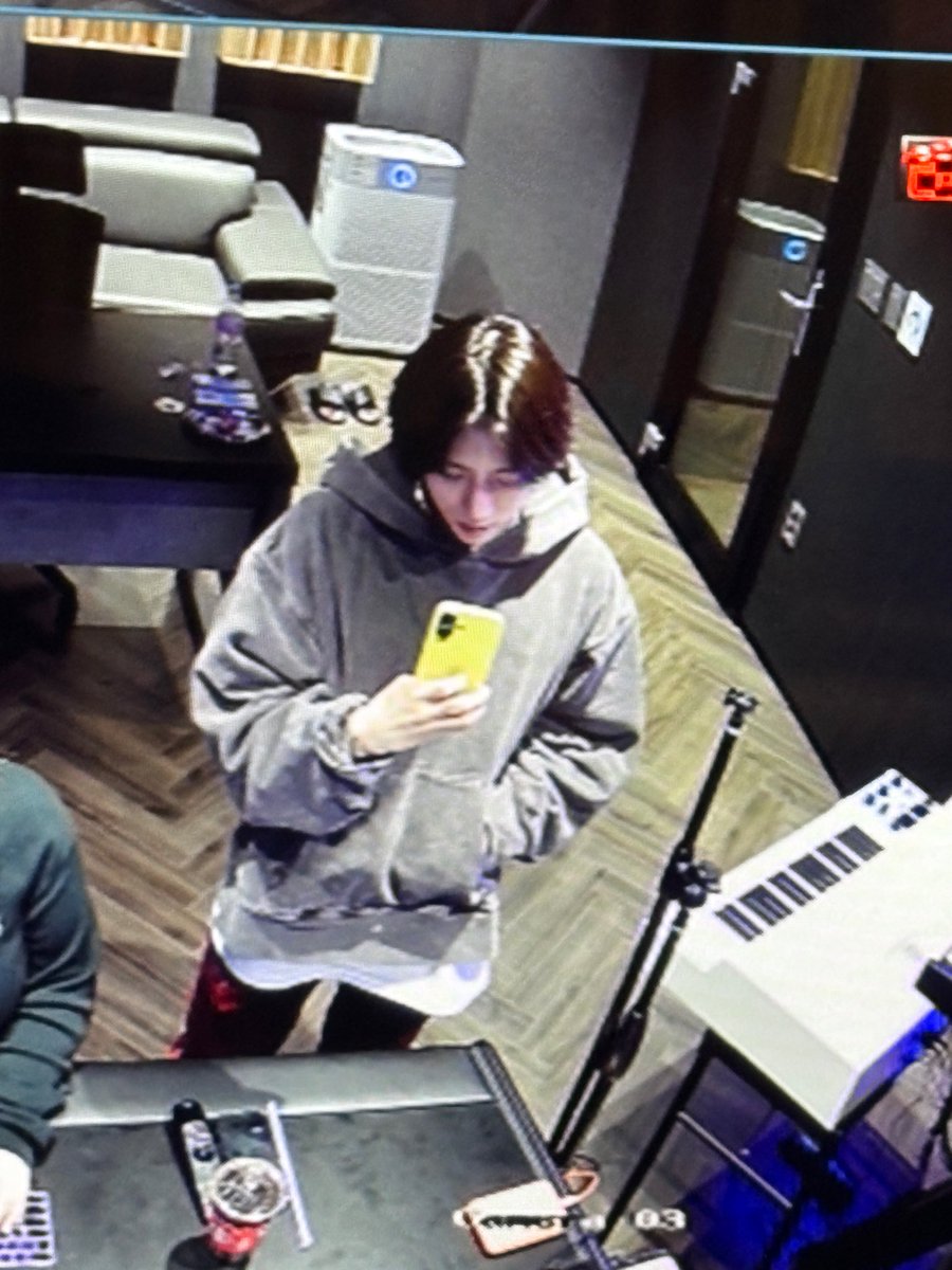 milkyseung's tweet photo. HYUNSEUNG IN THE STUDIO 🥰 https://t.co/EwN0dqCa21