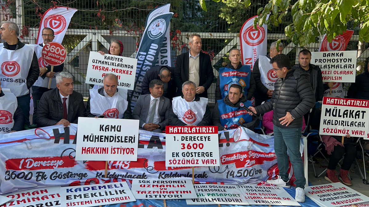 ibrahimguzeluni's tweet photo. Memurun geneline ilişkin sorunlardan söz verilip de çözüm bulmayan 3600 ek gösterge, yardımcı hizmetler sınıfının kaldirilmasi, emeklilere seyyanen zam, bayram ikramiyesi, yeşil pasaport gibi sorunların çözümü için @tecsen ve @savdessendikasi tarafından başlatılan oturma eylemine katılım sağladık. 
@unipersen
