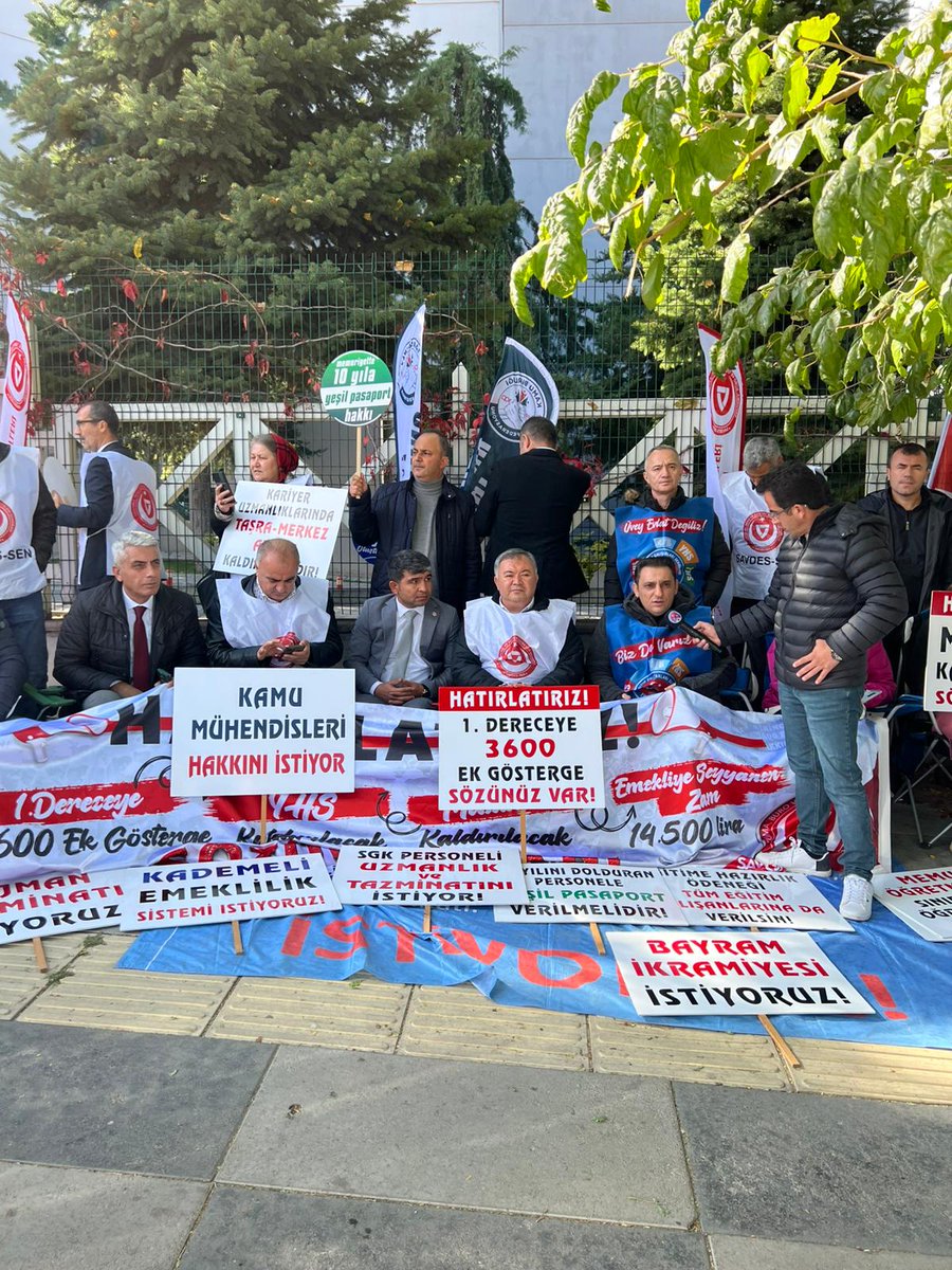 Memurun geneline ilişkin sorunlardan söz verilip de çözüm bulmayan 3600 ek gösterge, yardımcı hizmetler sınıfının kaldirilmasi, emeklilere seyyanen zam, bayram ikramiyesi, yeşil pasaport gibi sorunların çözümü için <a href="/tecsen/">TEÇ-SEN - Tüm Eğitim Çalışanları Sendikası</a> ve @savdessendikasi tarafından başlatılan oturma eylemine
