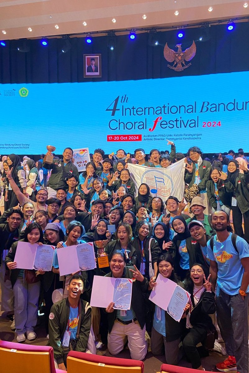 PsmVP_UPN's tweet photo. Puji syukur VP berhasil meraih 2 piala dan 4 medali emas di kompetisi the 4th International Bandung Choral Festival 2024✨️🏆

Penasaran gak sih gimana perjuangan di belakangnya?
Kita kilas balik yuk🤩

a thread~ https://t.co/TFZ5R9nwb9