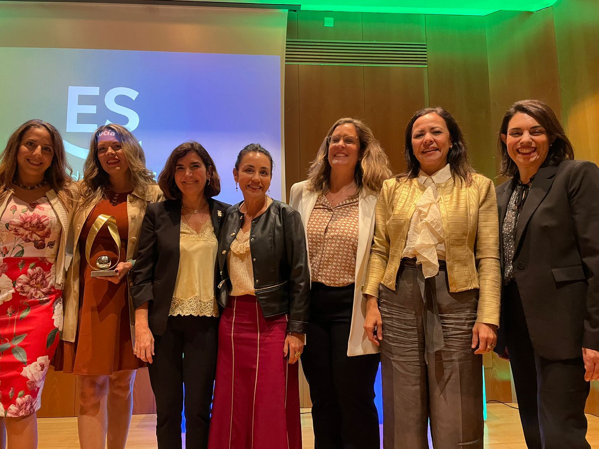 AMECOOP_'s tweet photo. Una representación de  #AMECOOP Andalucía asistió ayer en Cádiz a la gala de los III Premios del Economía Social de Andalucía #AndaluciaES, organizados por la Consejería de Empleo Empresa y Trabajo Autónomo. 
¡Muchas felicidades a las premiadas! 

#mujeres #coop #ES #RocíoBlanco https://t.co/zb069JdSEg