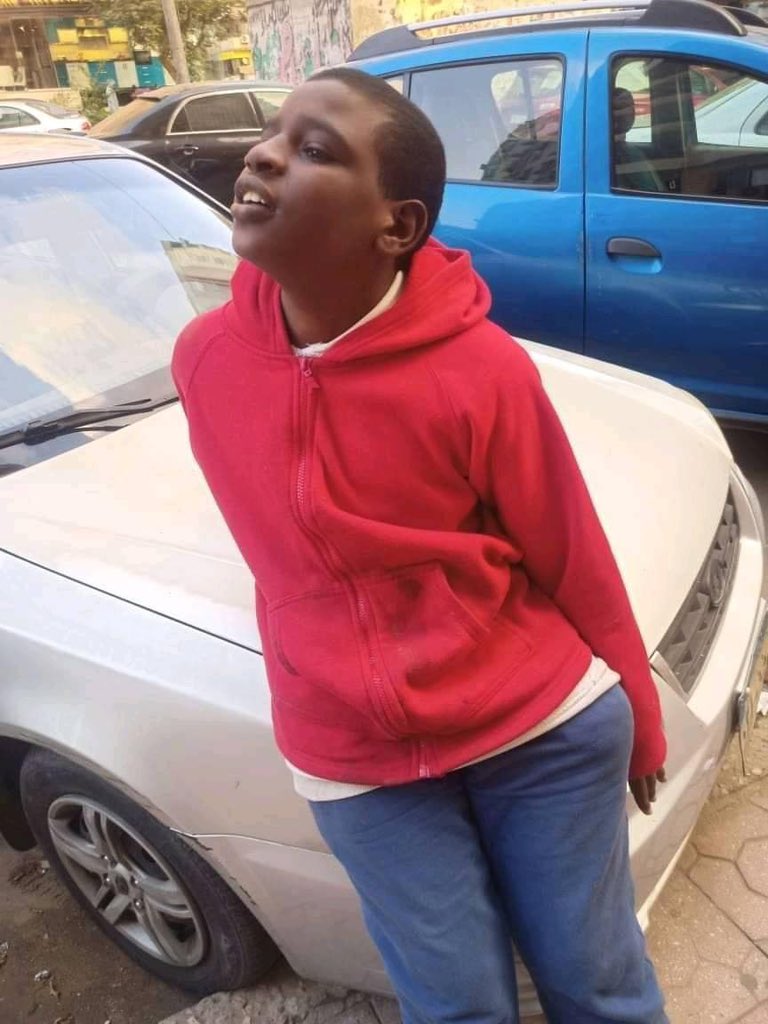 الود د اسمو بدر قاعد ف العاشر مدينه نصر 
جا مع اخوه و امو مصر و كانو ساكنين في شقه و امو اتوفت بعداك اخو طلع من الشقه و م رجع ليهو تاني 
و قعد ف الشقه براو لحدي م أصحاب الشقه طردو و بقا لافي ف الشارع بنوم في الشارع و مرات ف الجامع حتي شيخ الجامع طردو