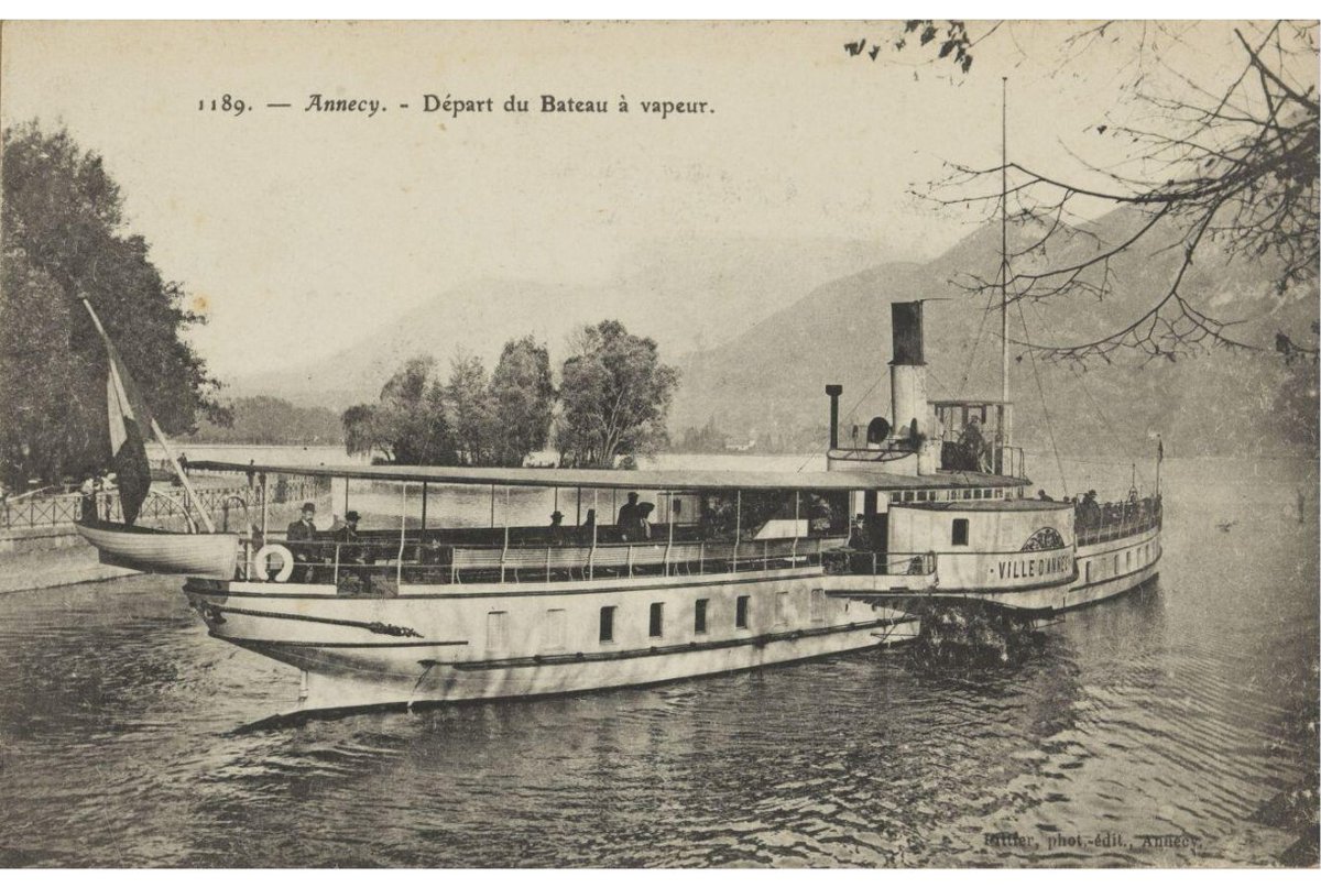 Retour dans le passé avec cette photo du bateau à vapeur, le " Ville d'Annecy", quittant le Quai de la Tournette. ⏳

© Auguste et Ernest Pittier - 1899-1922