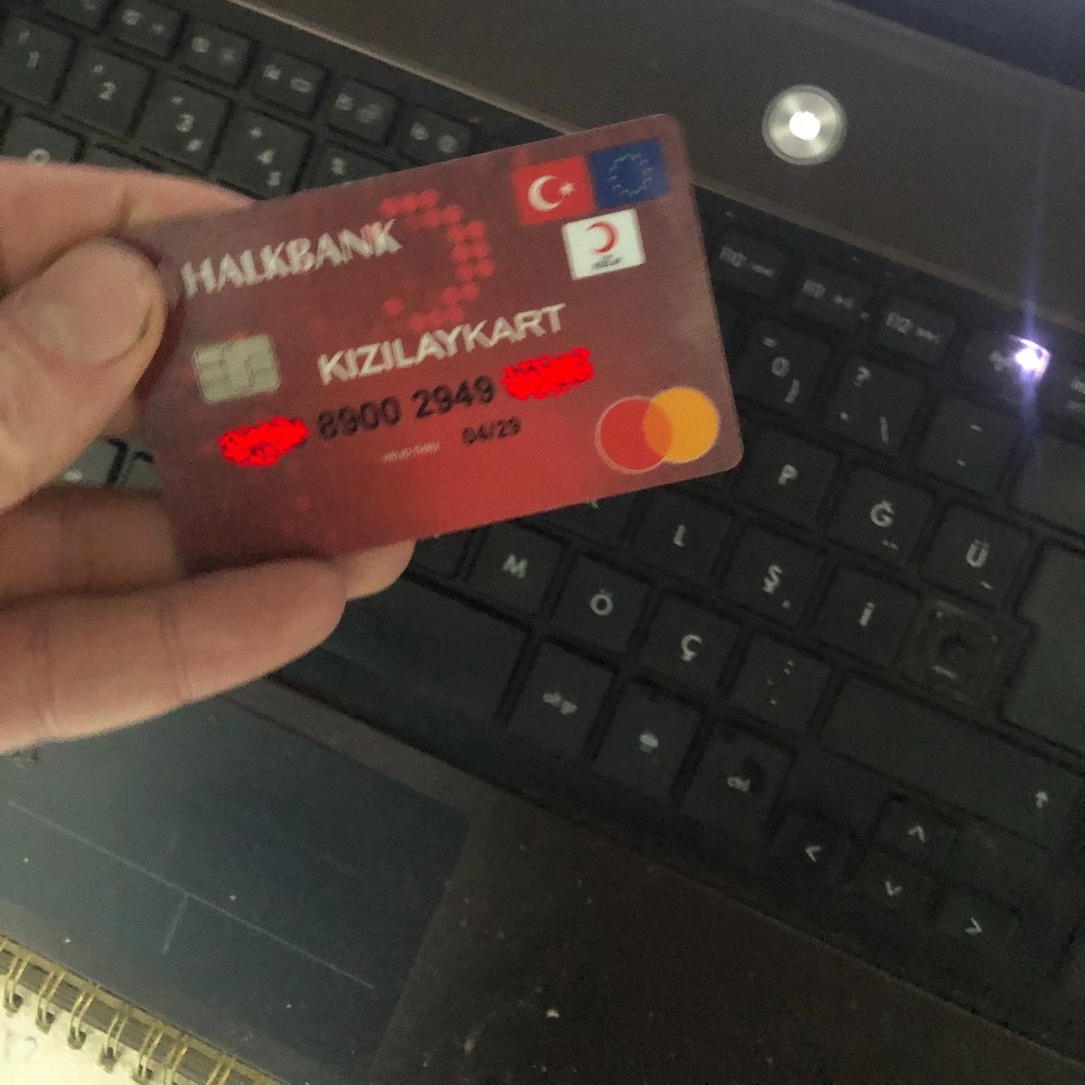 İlk kez duyacaksınız❗️

Duyun, duyurum❗️ Halkın paralardan Kızılay 1 milyon 800 bin kişiye maaş ödüyor❗️

Bir Suriyeli, Kızılay'ın sunduğu SUY yardım kartını marketten alkol ve sigara almak için kullanıyor. Bir vatandaş, bu duruma tepki gösterince Suriyeli, kartını bile almayı