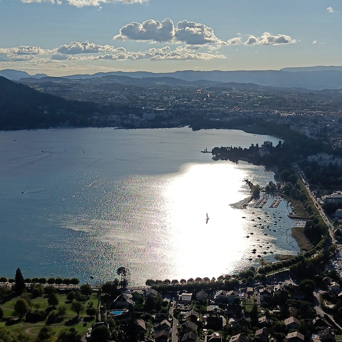 Souvenir d'été avec une vue imprenable sur le lac et la ville d'Annecy. 👀