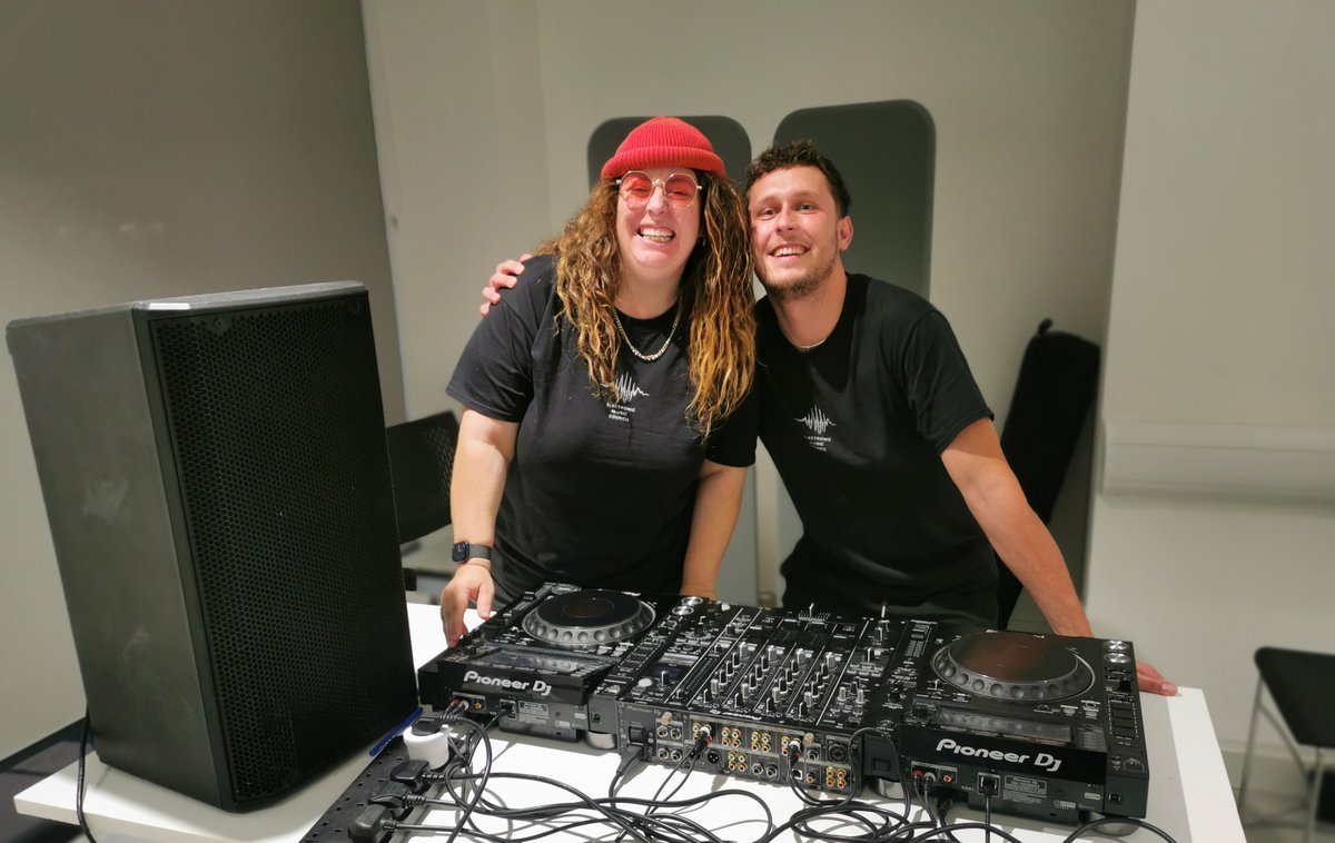 corkcolibrary's tweet image. Their sound was crafted! Their stage was owned!
#BandonLibrary was thrilled to host a team from the Electronic Music Council over this year’s midterm break for a Beat Masters Youth DJ Bootcamp.
Pictured here are Nat and Miko, two members of the team that put our young DJs through…