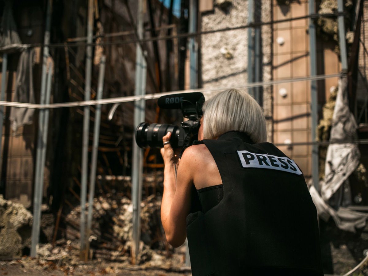 Empowering Storytellers on the Frontline: A Reflection on Cosain Consultancy’s HEFAT Course
November 5, 2024
by Ionna Maria, Photojournalist in Ukraine

linkedin.com/pulse/empoweri…