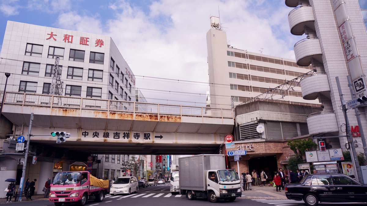 ryu_bgm's tweet photo. 2024/11/05
楳図先生が亡くなられた。
2000年前後、吉祥寺ロンロンに長い時間いた日々、楳図先生はあの界隈の風景だった。
あの赤白のイデタチで。冬は真っ赤なダウンのときもあった。
よもや、妖精か？とも思った。
ほんとに妖精になってしまった。

R.I.P楳図かずお先生。

#楳図かずお先生 #吉祥寺 https://t.co/jY5HN1O5QL