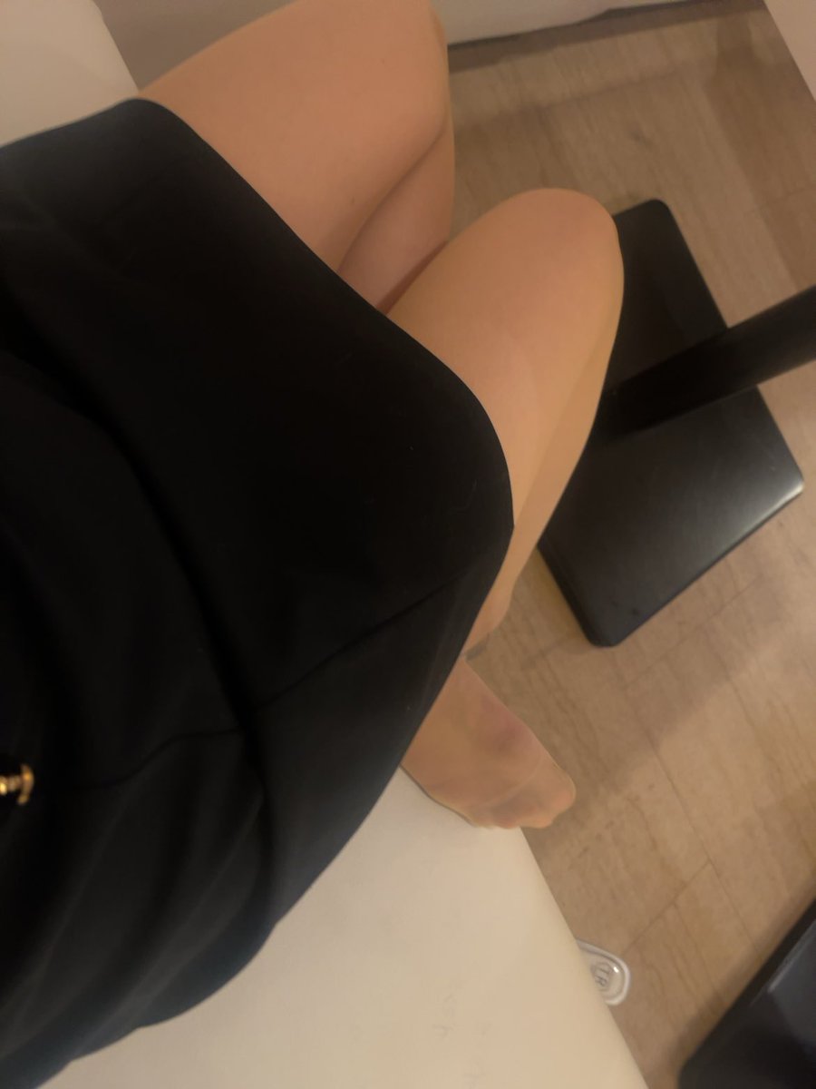 ストッキング履いてるぅー⊂((・x・))⊃

#脚フェチ
#脚
#あし
#脚フェチさんと繋がりたい
#ストッキングフェチ
#生足