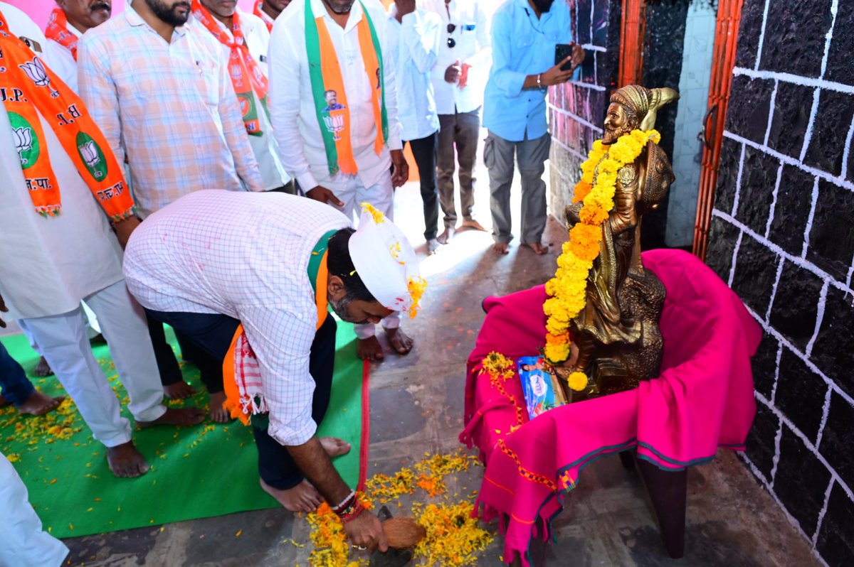 sambhajipatil77's tweet photo. आशीर्वाद यात्रा | शेंद प. 📍

आशीर्वाद यात्रेअंतर्गत शेंद पश्चिमला भेट दिली. याप्रसंगी गावफेरी करून नागरिकांशी संवाद साधला. विशेष म्हणजे यात्रेदरम्यानचा गावातील लहान मुलांचा उत्साह हा डोळ्यात भरणारा होता. विकास आणि विचारांचा वारसा त्यांच्या पर्यंत देखील पोहोचत असून त्यांच्या नजरेत दिसणारा तो आनंद एक वेगळेच चैतन्य देणारा होता.

गावागावापर्यंत विकास पोहोचला असून आता हा विकास पुढील टप्प्यात आपल्याला घेऊन जायचा आहे. आपल्या भावी पिढीच्या प्रगतीला पूरक आणि कायम स्वरूपी टिकणारा विकास आगामी काळात आपल्याला करायचा आहे. यासाठी आपल्या सर्वांच्या आशीर्वादाची गरज असून नेहमीप्रमाणे यावेळी देखील आ��ले प्रेम व आशीर्वाद मला तसेच महायुतीला नक्की मिळेल, असा विश्वास या प्रसंगी व्यक्त केला.

यावेळी भाजपा तालुकाध्यक्ष मंगेशजी पाटील, माजी सभापती गोविंदजी चिलकुरे, ऋषिकेशजी बद्दे, सरचिटणीस माधवरावजी बिरादार, अनिलजी शिंदे, बापूजी भिंगे, देविदासजी माने, अशोकजी पाटील, राजूजी मोरे, गणेशजी मोहिते, राजूजी जाधव, गणेशजी सलगरे, विशालजी गायकवाड, पंकजजी रक्षाळे, विजयजी जागले आदींसह पदाधिकारी, कार्यक��्ते व नागरिक मोठ्या संख्येने उपस्थित होते. 

#bjpshiruranantpal #bjpdeoni #bjpnilanga #maharashtra #mlanilanga #mlasambhajipatil #BJPGovernment #mlanilanga #SPNfornilanga #mypeople #latur #development #निलंगा #सामाजिकविकास #भाजप #समृद्धनिलंगा #BJP #महाराष्ट्र #ग्रामीणविकास #DevelopmentJourney