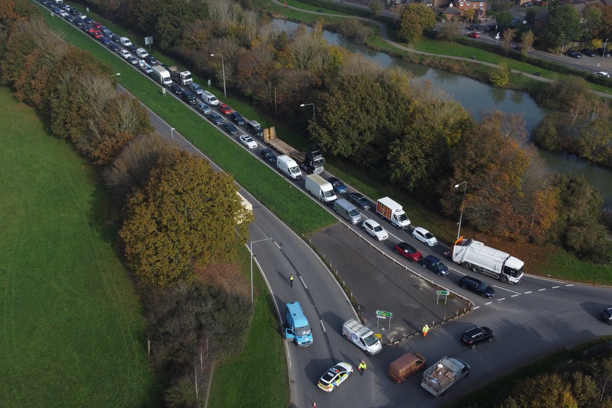 EchoDan11's tweet image. #Hailsham #A22 Northbound at Diplocks Roundabout - Closed due to a hazardous substance on the carriageway. @SussexTW @HailshamNews @brightonargus @BBCSussex