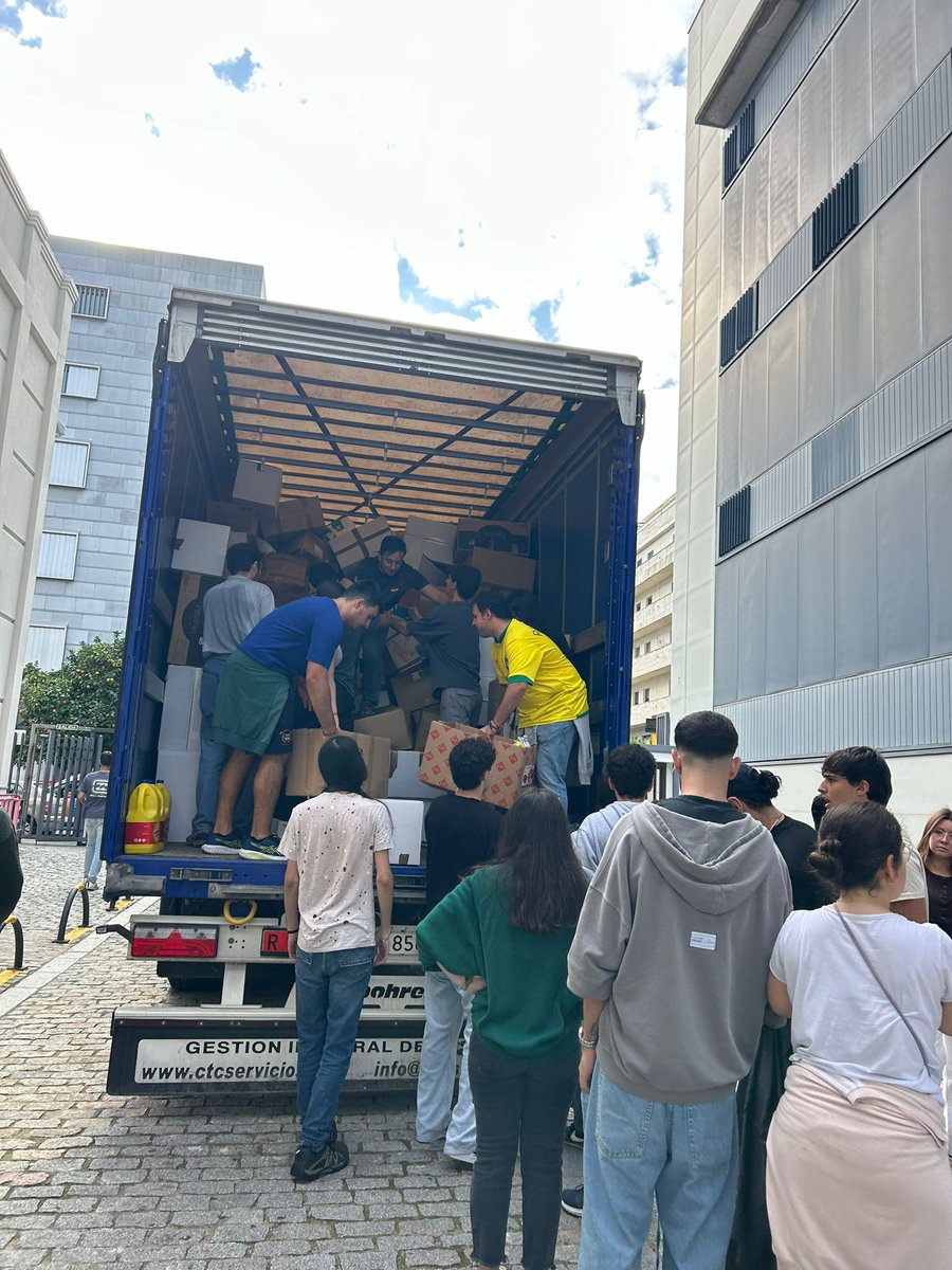 CTCservicios's tweet photo. Hoy, en C.T.C. Servicios Ambientales, recogemos las donaciones de muchos sevillanos para ayudar a las víctimas de la DANA en Valencia. 🚛💙 ¡La solidaridad no tiene fronteras! Juntos, podemos más. https://t.co/MSWOfof6Uc