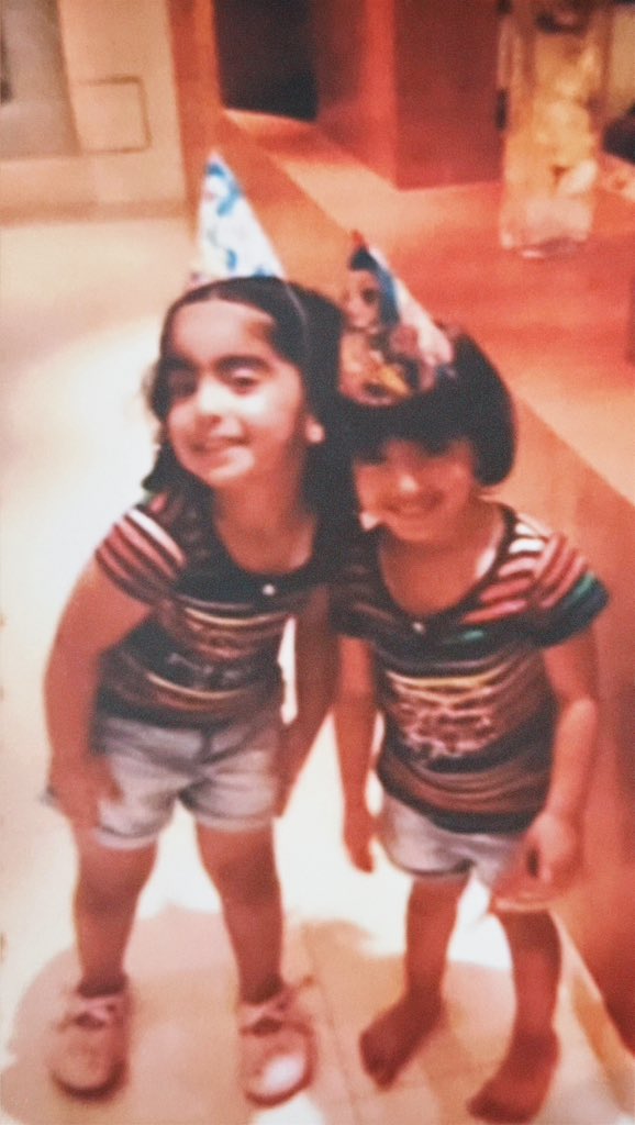 في هذا اليوم اصبحنا بفاجعه رحيلك من هذي الدنيا ، في مثل هذا اليوم بكيت حد الانكسار 
و غمرني الحزن ..
ولا زال قلبي متوجع على فراقك ،
مرت سنه على تاريخ وفاتك و كانني افتقدتك بالأمس ولا زالت صدمه رحيلك بداخلي  
يااارب بقدر شوقي لها اغفر لها و ارحمها و ارزقني عناقها بجنة الفردوس