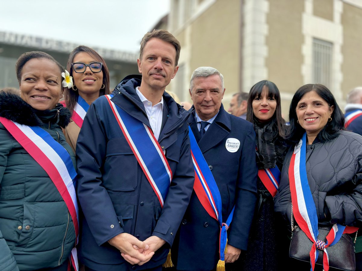 Mobilisation des élus Seine-et-Marnais pour préserver les finances locales.

➡️ L’État ne peut invoquer ses propres turpitudes budgétaires pour faire les poches des collectivités, les bons élèves du #servicepublic, des #financespubliques et de l’#investissementpublic.
Ensemble !