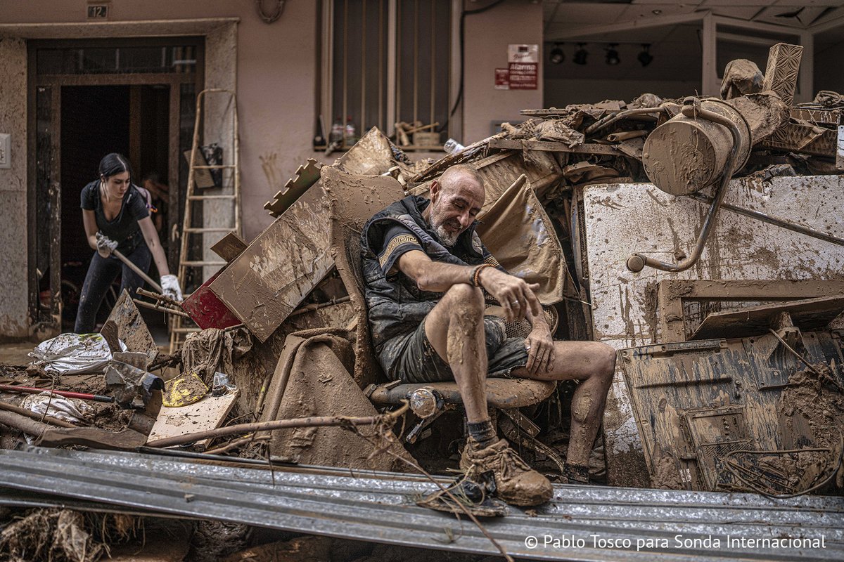 Eduardo está sentado en medio de la calle junto a sus pertenencias destruidas. Ha vivido toda su vida en un bajo en el centro de Paiporta gravemente afectado por la riada. 

📸 <a href="/PavlobskiRoisen/">Pablo Tosco</a>