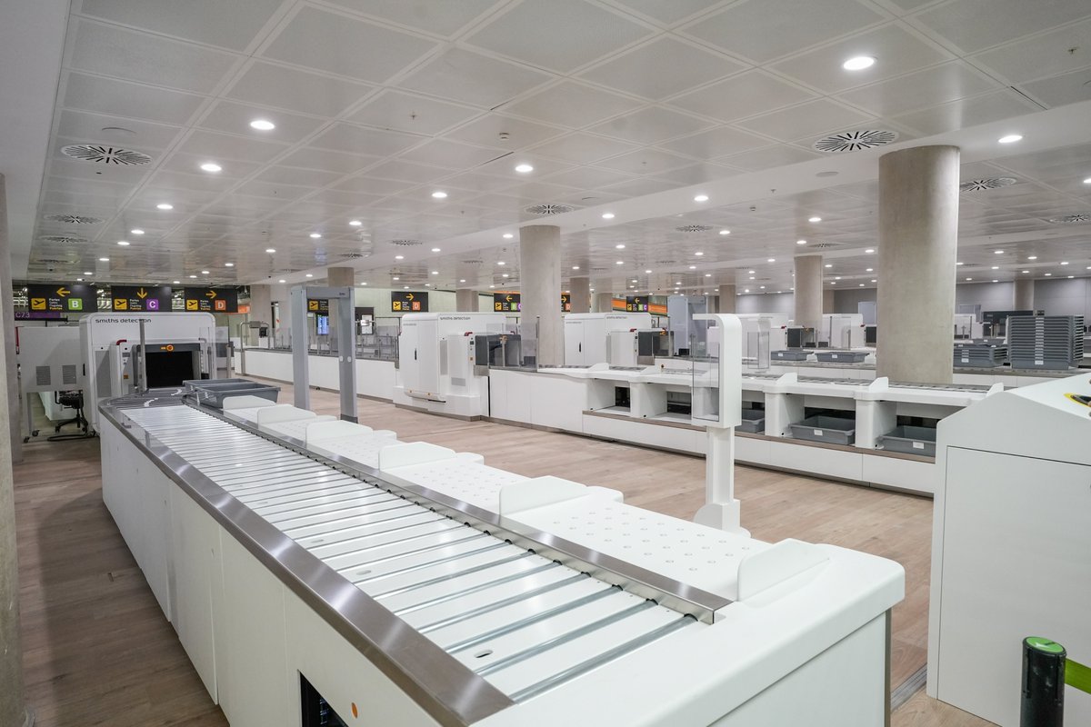 aena's tweet photo. El #Aeropuerto de #Palma de #Mallorca explica los próximos pasos de su remodelación integral. 

⚠️ INFO IMPORTANTE para los pasajeros: el control de seguridad estará ubicado desde mañana en la planta de facturación para evitar escaleras y recorridos largos.

🗣️ El director del Aeropuerto, Tomás Melgar, ha explicado el estado actual de las obras y los trabajos previstos para este invierno.

ℹ️ https://t.co/S0eDpODRh5