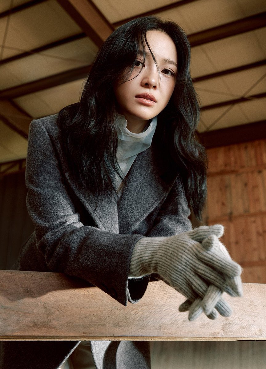 sejbeong's tweet photo. Standing poised against winter's cool embrace, in a coat that holds both grace and strength. A quiet confidence fills the air, echoing elegance with each step. https://t.co/Nc7Q1DH7Ap