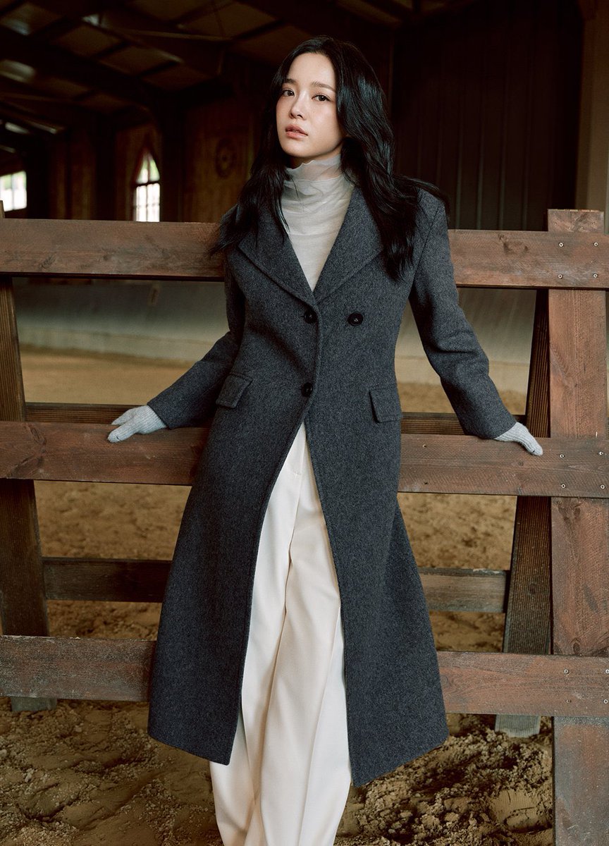 sejbeong's tweet photo. Standing poised against winter's cool embrace, in a coat that holds both grace and strength. A quiet confidence fills the air, echoing elegance with each step. https://t.co/Nc7Q1DH7Ap