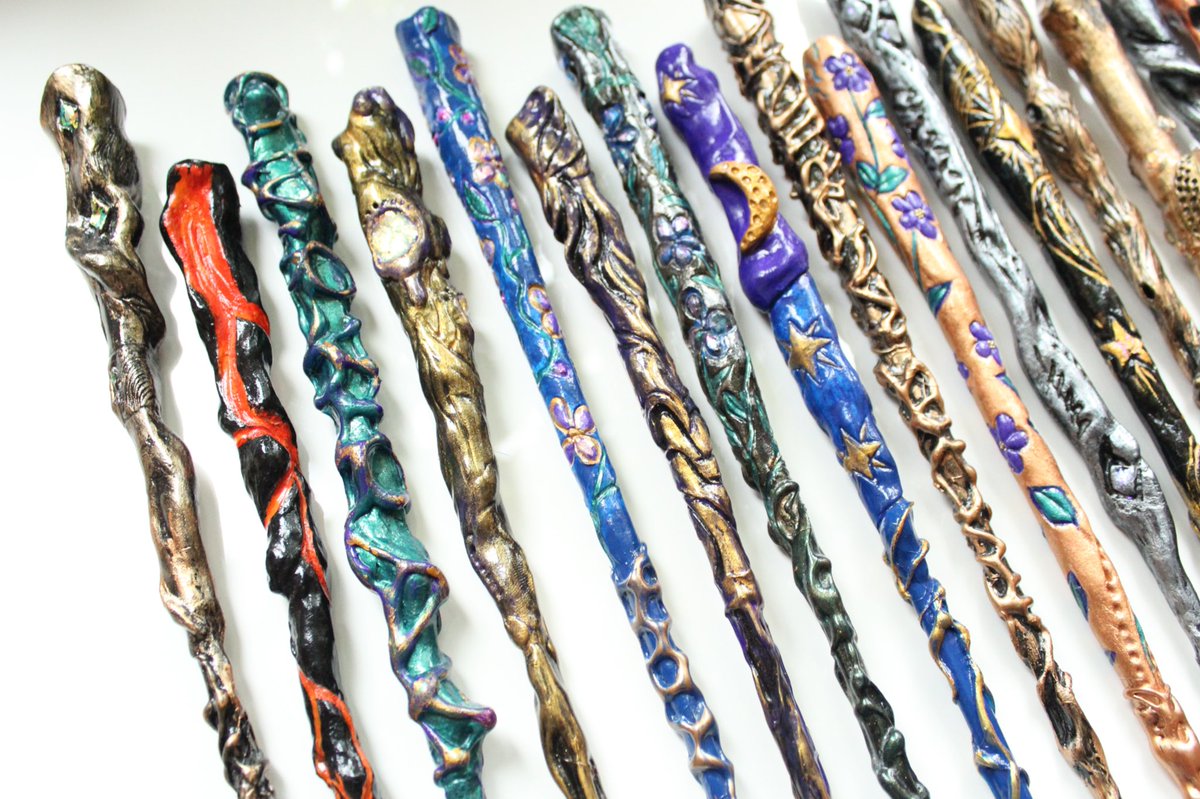 T3_Q1tv's tweet image. Итак, уже ноябрь, а значит пора готовится к праздникам! Поэтому я надеюсь на магию Твиттера и устраиваю розыгрыш волшебной палочки ручной работы. 🥳🎉

С тебя – ретвит+подписка ✅
С меня – палочка, сделанная с особой любовью 💖✨

Твиттер, прошу, распространяйте волшебство! 🧙🏻‍♀️