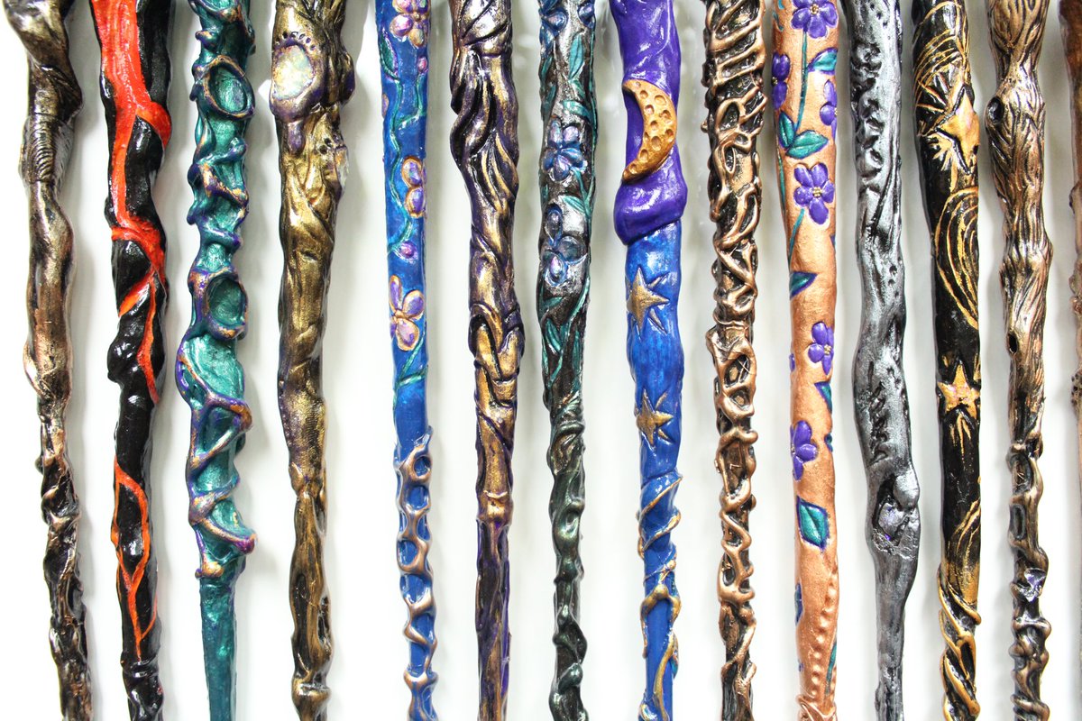 T3_Q1tv's tweet image. Итак, уже ноябрь, а значит пора готовится к праздникам! Поэтому я надеюсь на магию Твиттера и устраиваю розыгрыш волшебной палочки ручной работы. 🥳🎉

С тебя – ретвит+подписка ✅
С меня – палочка, сделанная с особой любовью 💖✨

Твиттер, прошу, распространяйте волшебство! 🧙🏻‍♀️