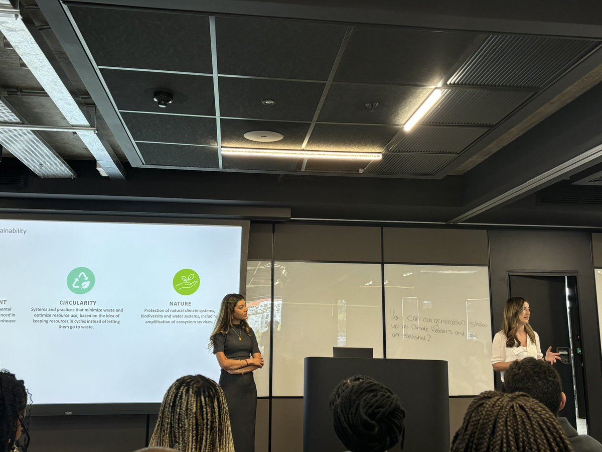 Sustainability experts from <a href="/DeloitteUK/">Deloitte UK</a> -(Deloitte is one for the world’s leading consulting organisations) presenting to the @EartshotPrize young leaders in Cape Town, South Africa about the company’s work on climate change and sustainability. 
#EarthshotCapeTown