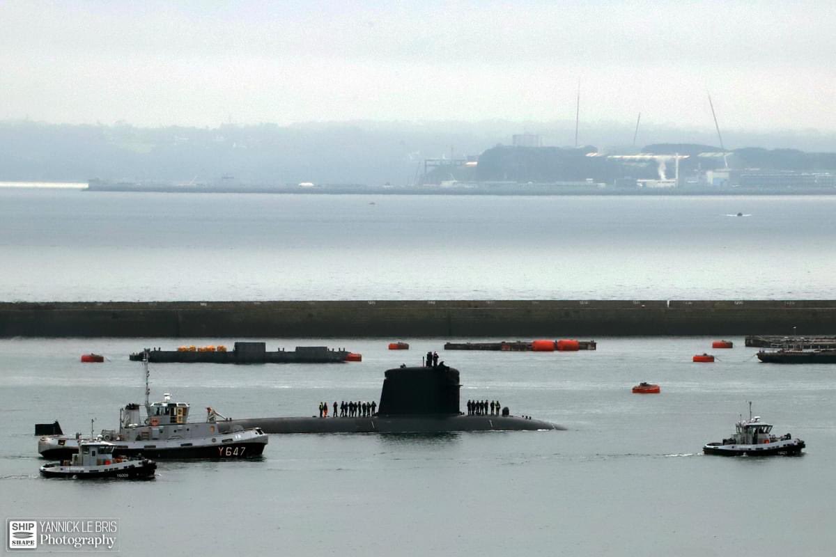 Le SNA Émeraude est entré ce matin à Brest pour la dernière fois... Il rejoindra Cherbourg dans les prochains jours pour être déconstruit. Photos <a href="/YannEllebe/">Yannick Le Bris</a> #snaemeraude #marinenationale <a href="/premar_ceclant/">Préfecture maritime et commandement en chef ATLANT</a> <a href="/MarineNationale/">Marine nationale</a>