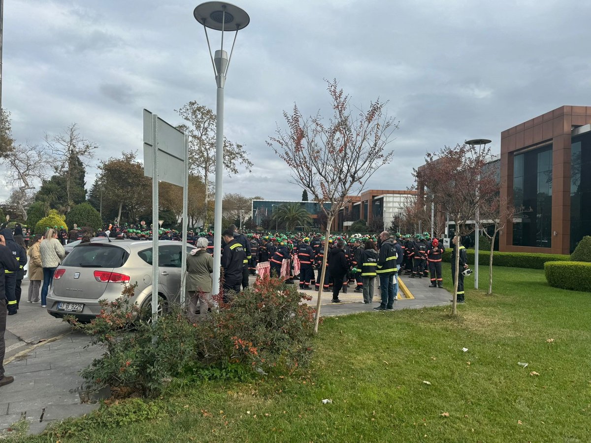 #TUPRS, iki saat önce meydana gelen patlama ile ilgili KAP üzerinden bir açıklama yaptı.

"Bugün saat 13:30 sularında Tüpraş İzmit Rafinerisi'nde PLT-33 izomerizasyon ünitesinde yangın meydana gelmiştir.  Rafineri ekiplerince olaya anında müdahale edilmiş olup, ilk tespitlere