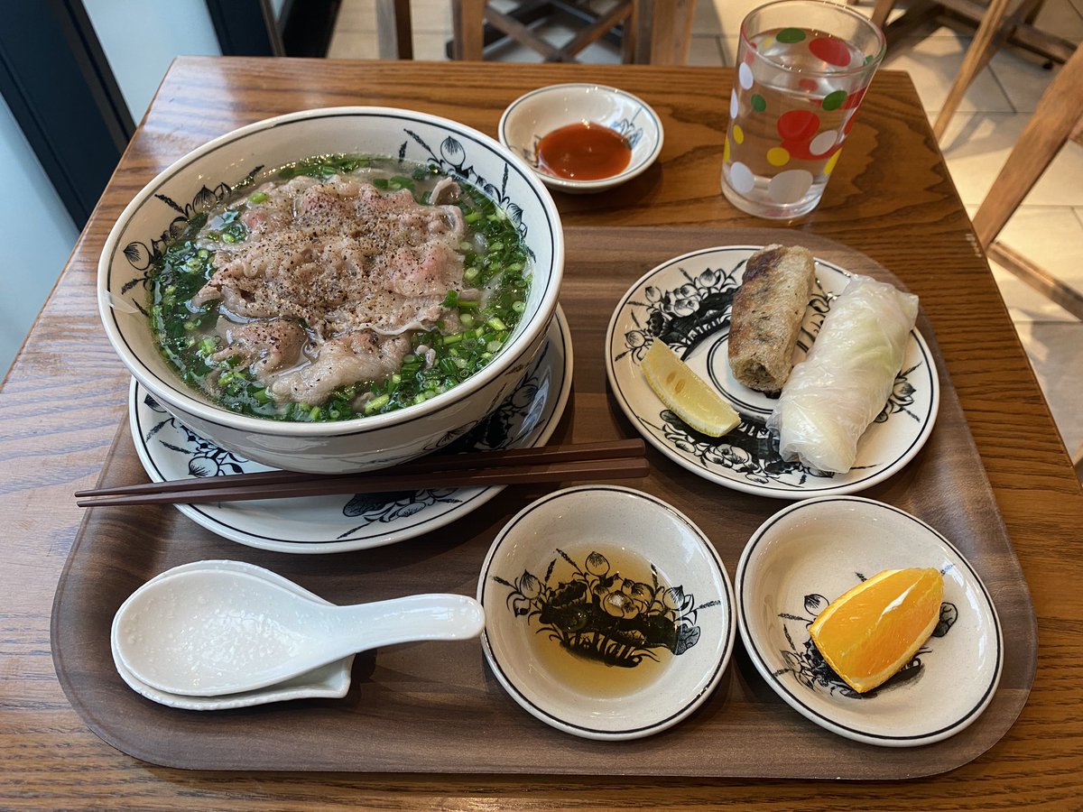tejicoco's tweet photo. 先日偶然通りがかって見つけたベトナム料理屋さんで牛肉のフォーのランチセットをいただきました。牛肉たっぷりのフォーおいしかったです。うつわとグラスもかわいい。
#ベトナム料理 #Cộng #上野 https://t.co/8SW9cOcqci
