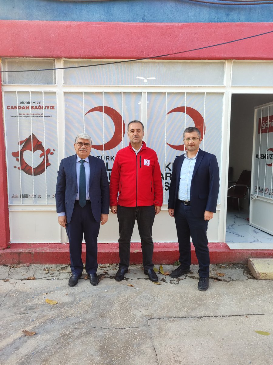 Kızılay Haftası nedeniyle Kızılay Derneği Artuklu şubasi Başkanı Şehmus Arı'yı Dernek merkezinde ziyaret ettik.  Tüm Kızılay camiasının haftasını kutlar kendilerine sağlık, huzur ve mutluluk diliyorum.<a href="/icisleriSTi/">Sivil Toplumla İlişkiler Genel Müdürlüğü</a> <a href="/Mardin_Valiligi/">Mardin Valiliği</a>