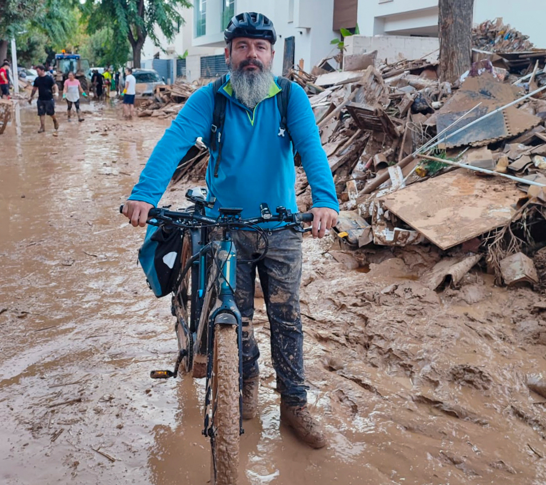 👉 Treballadors i treballadores de #SJDValència es desplacen, en bicicleta o a peu, als diferents municipis afectats per la #DANA. 

En aquesta primera fase, acompanyem els veïns i veïnes més vulnerables de Torrent, Aldaia, Massanasa, Picanya, Catarroja, la Torre o Paiporta,