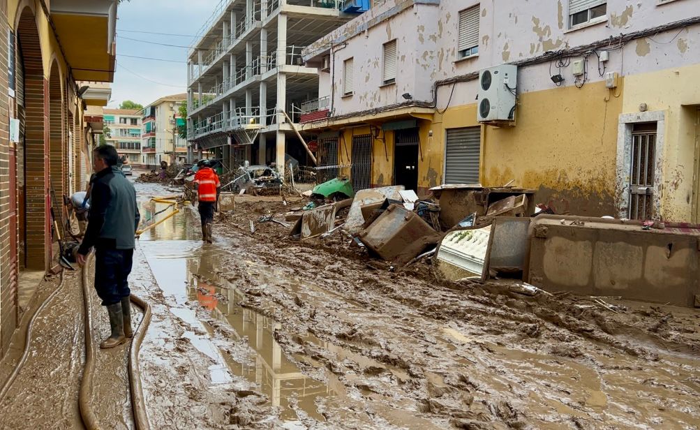 Bomberos canarios trabajaron toda la noche en achicar agua, sin haber reportado víctimas. Las tareas previstas para hoy son de limpieza de barro y los escombros en Alfafar y Massanassa.

#Dana #CanariasconValencia <a href="/territoriocan_/">Política Territorial, Cohesión Territorial y Aguas</a>   <a href="/112canarias/">112 Canarias</a>

fuerteventuradigital.com/articulo/canar…