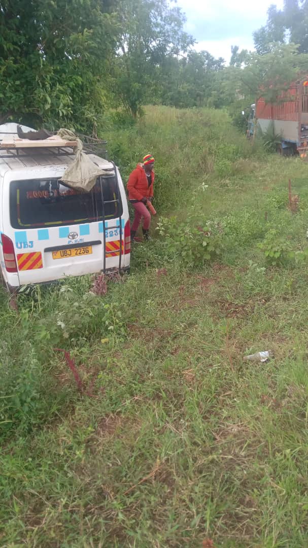 SolomonOkabo's tweet photo. Breaking: A devastating road crush occurred on the Apac-Lira Highway on Tuesday leaving 2 people critically injured.
The taxi UBJ 223G carrying approximately 15 passengers to Apac, collided with a Fuzu Truck UBD 529Y that had broken down and was awaiting repairs. https://t.co/sjlGTf7I6v