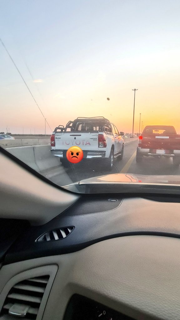 جزاكم الله خير على جهودكم، ولكن ماذا عن هؤلاء. هم سبب الازدحام عند عودتهم للمسار الصحيح ونحن من نتبع النظام نتضرر. هل نستطيع  التبليغ عنهم  #المرور_السري