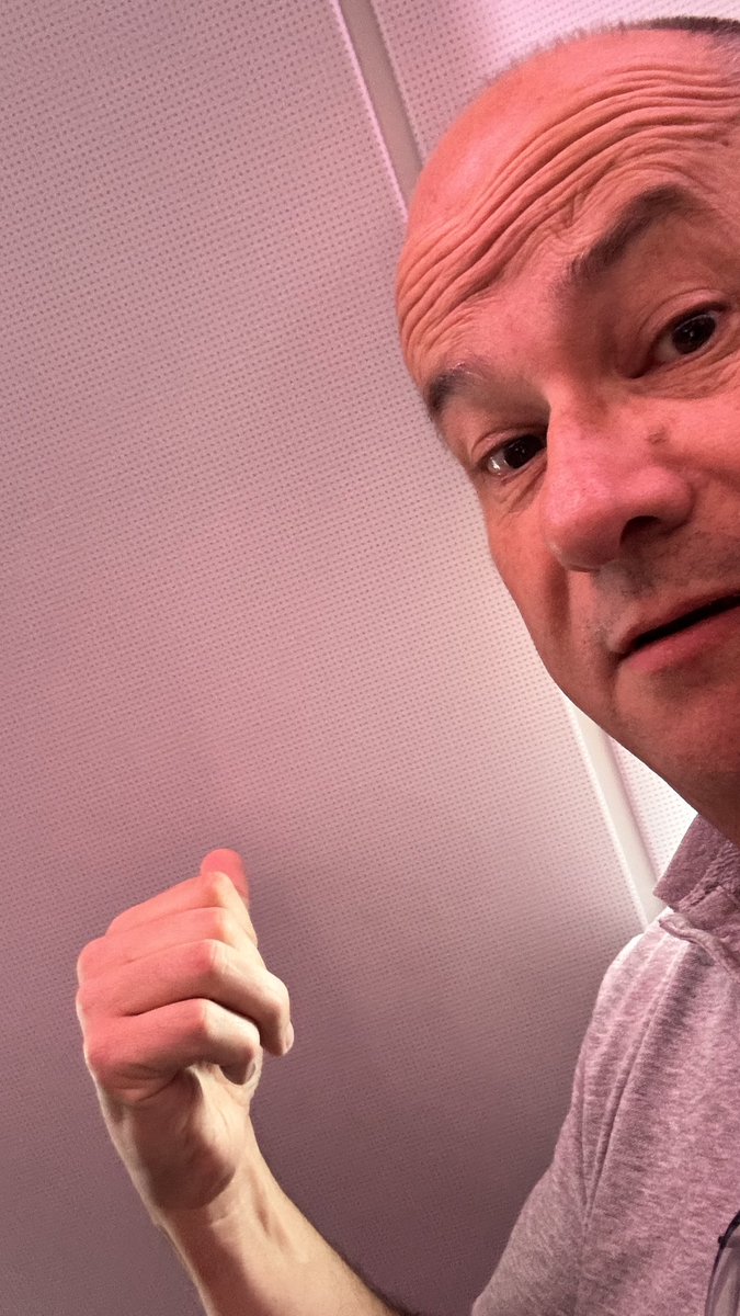 MrGandFriends's tweet photo. @VirginAtlantic when you’ve paid for a window seat 🤷‍♂️ #fail https://t.co/wbXitTHTR1